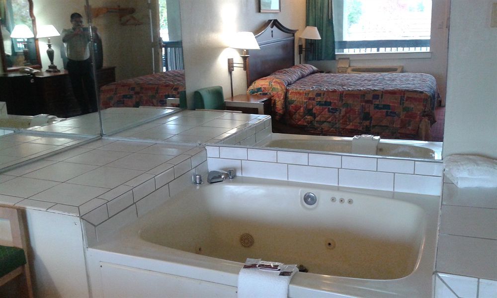 Key West Inn - Newport News Eksteriør billede